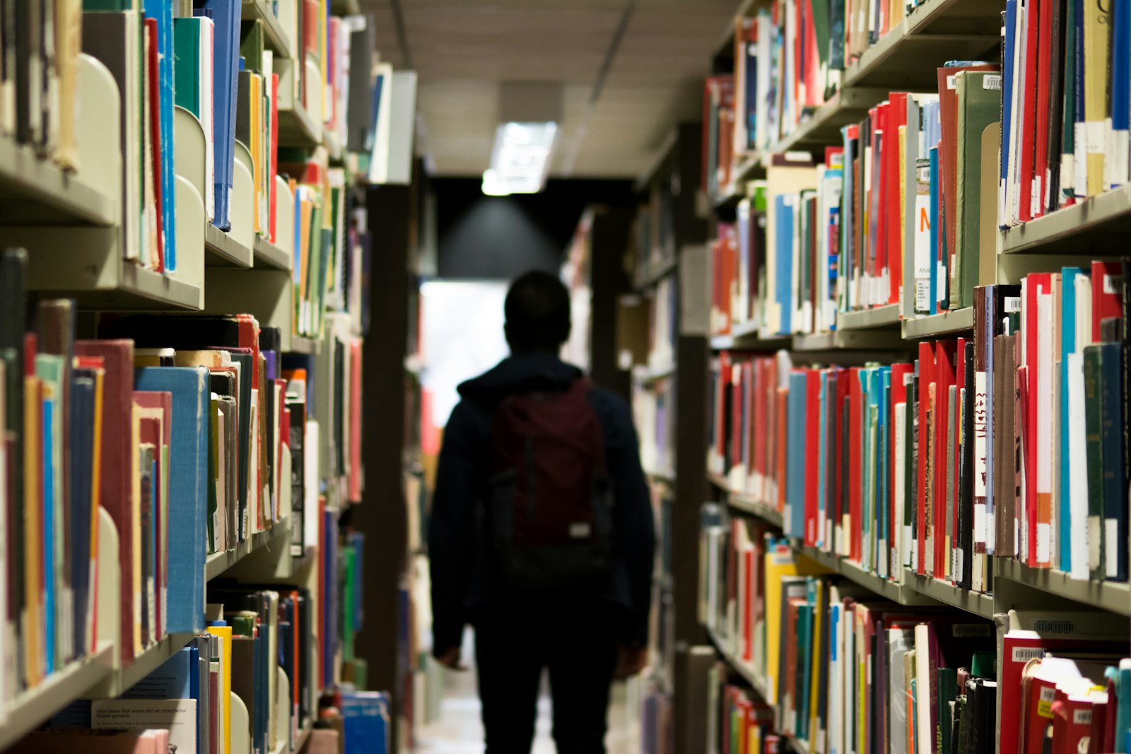 طلاب في المكتبة